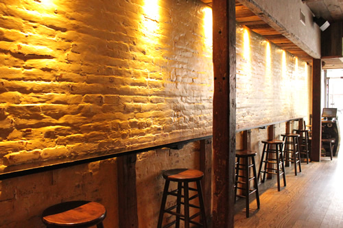 壁向きカウンターではスマホ充電可能