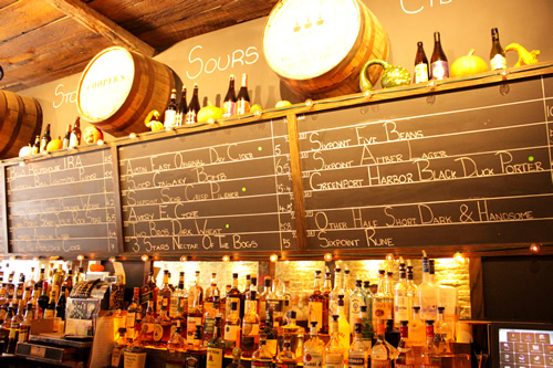 カウンター内のクラフトビールメニュー