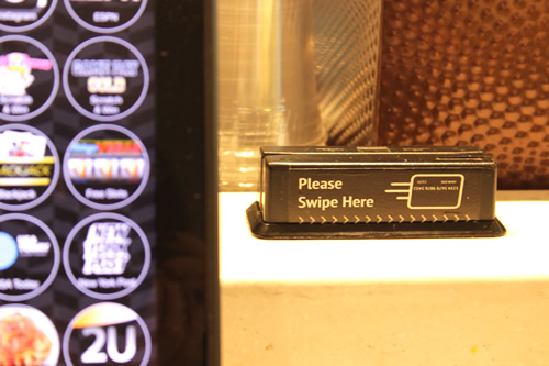 お会計はカードを左から右に通すだけ