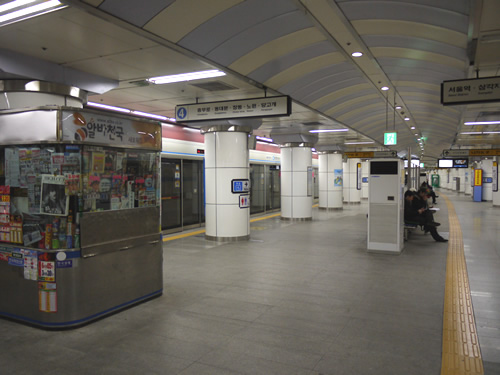 夜なので人が少ない駅の構内