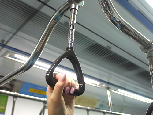 バネみたいな吊り革・でも伸びません