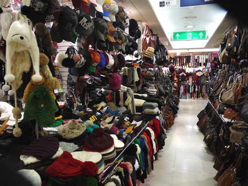 帽子やらカバンやら…ありすぎて選べない