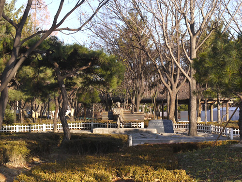 おじさんが座ってる…と思ったら銅像！