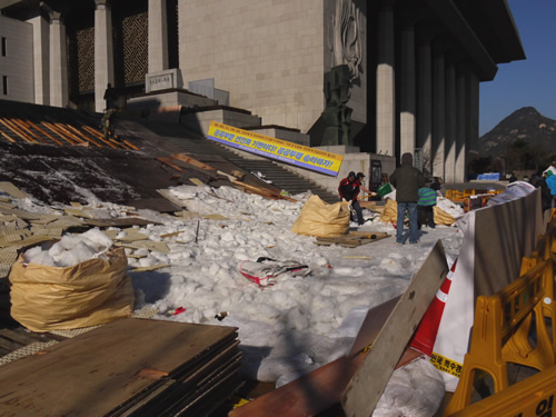 すでに壊されているスキージャンプ台…