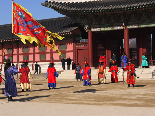 交代する守門軍が顔を合わせます