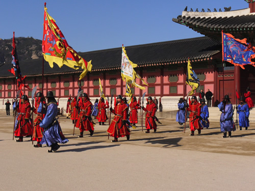 役目を終えた守門軍が去っていきます