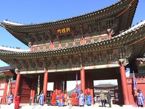 興礼門を守る色鮮やかな衣装の守門将