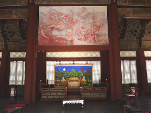 思政殿の中・玉座の上には立派な龍の絵