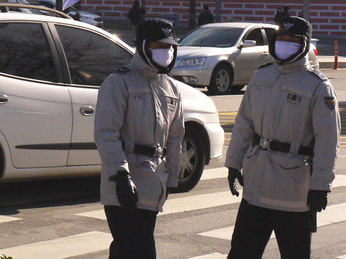 守門将に負けず劣らず完全防寒の警察官