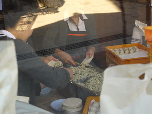 休みなくマンドゥを作っています