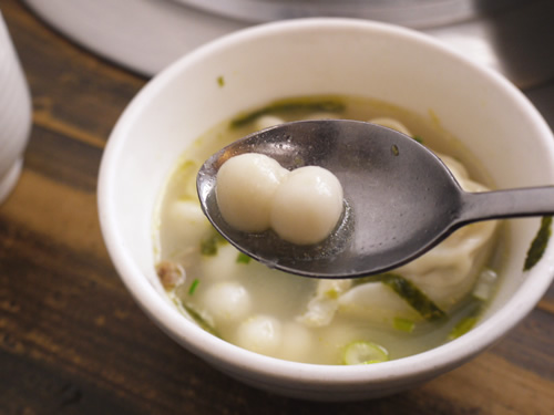 マンドゥのほかにトッ(餅)も入っています
