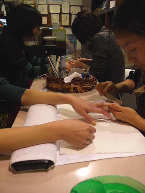 まずアシスタントのお姉さんがネイルケア