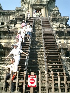 回廊内の見学は一方通行