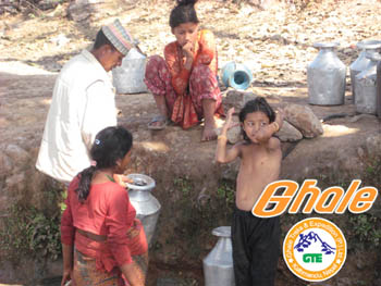 水汲みする村人