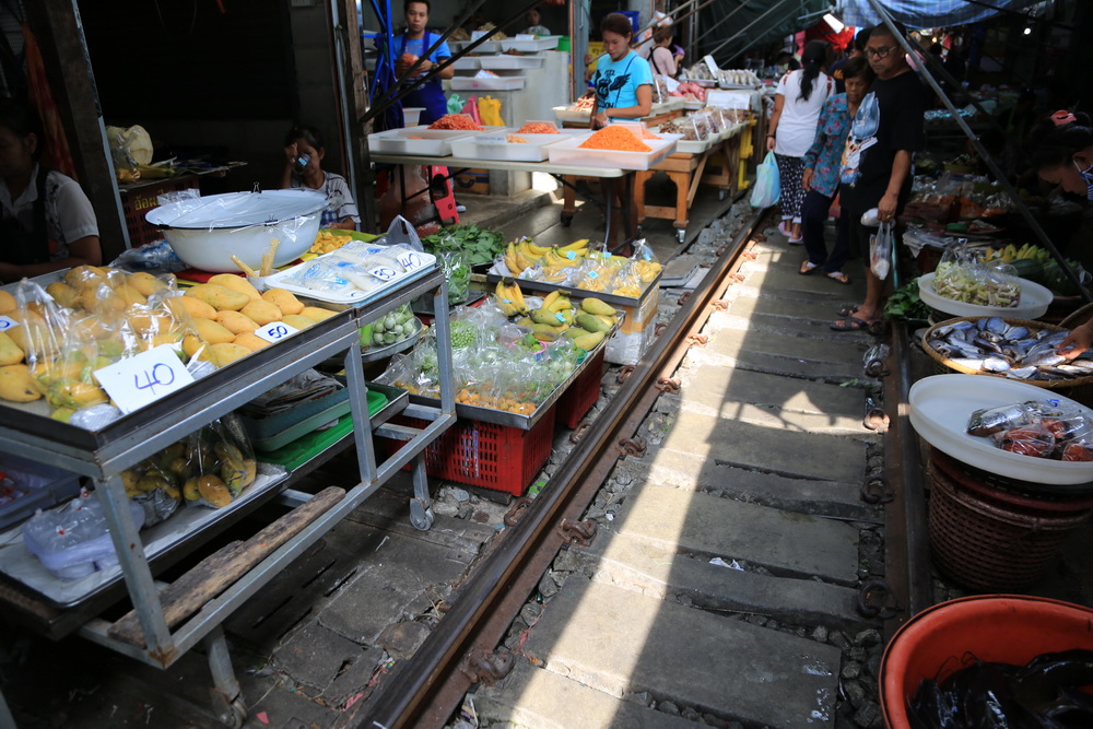 列車市場、線路の上に店が並ぶ