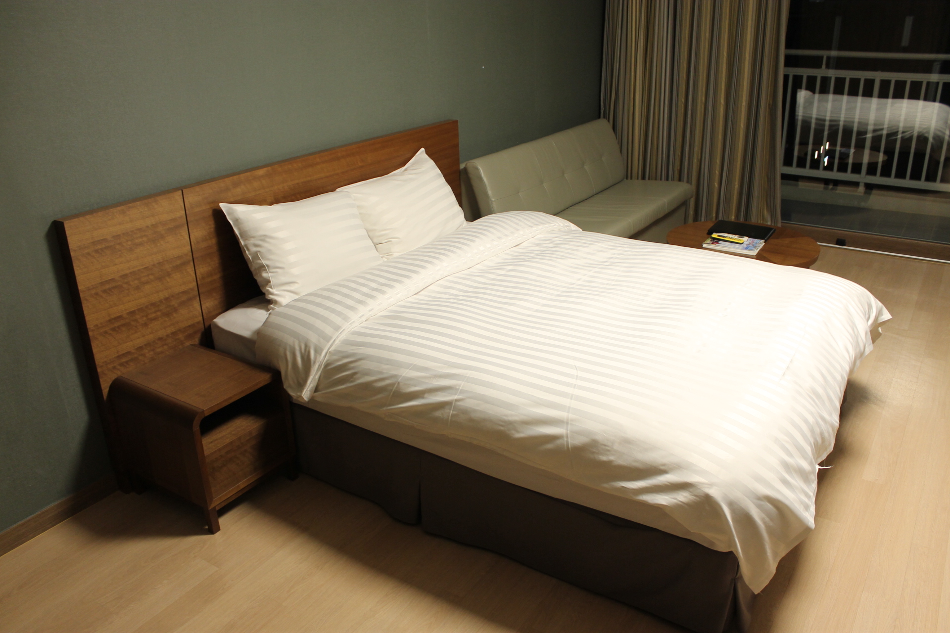 1泊目部屋ベッド