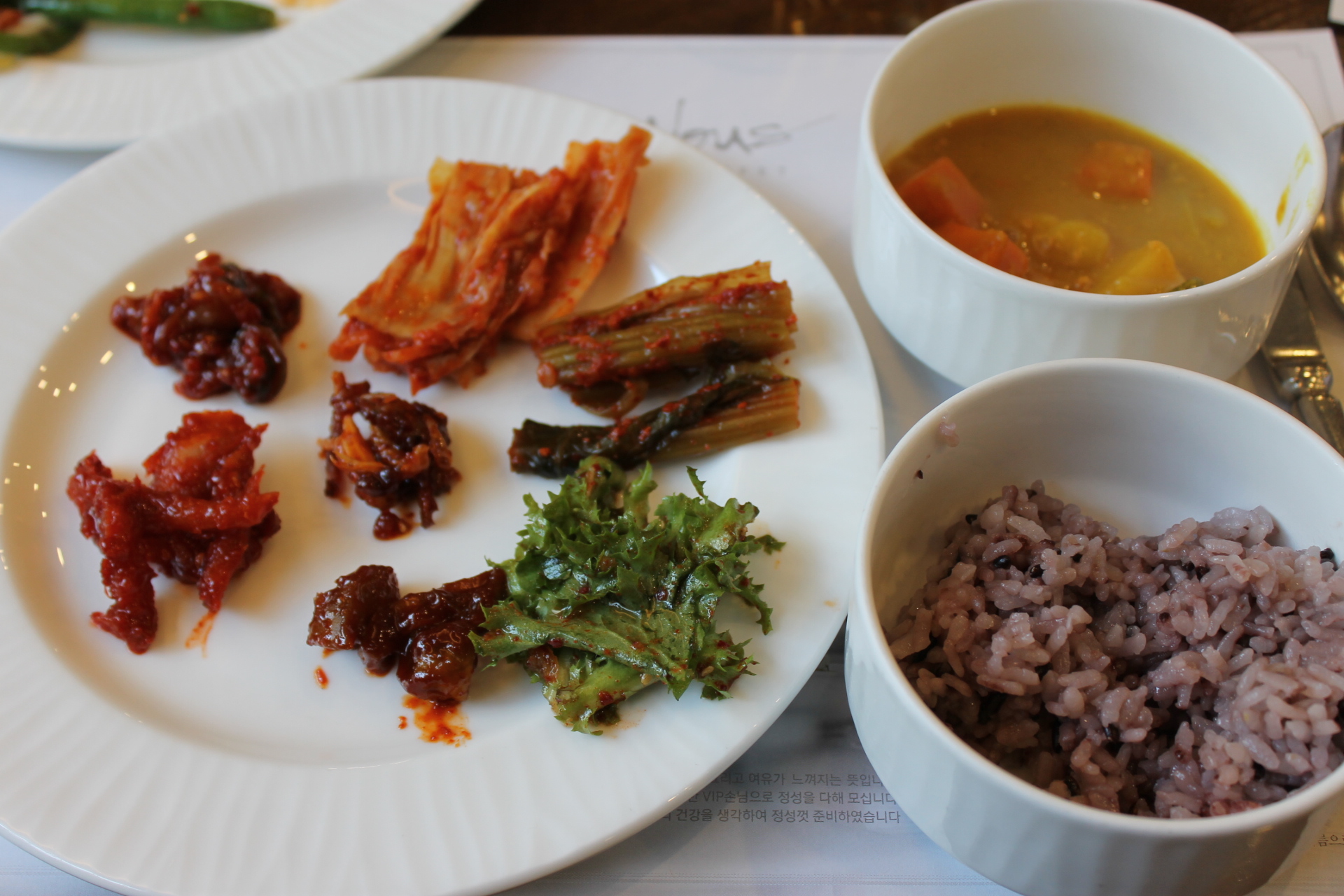 1泊目朝食キムチ盛り付け