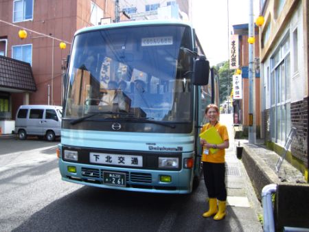 ぐるりんしもきた号とガイドさん