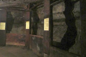 琥珀採掘坑道跡