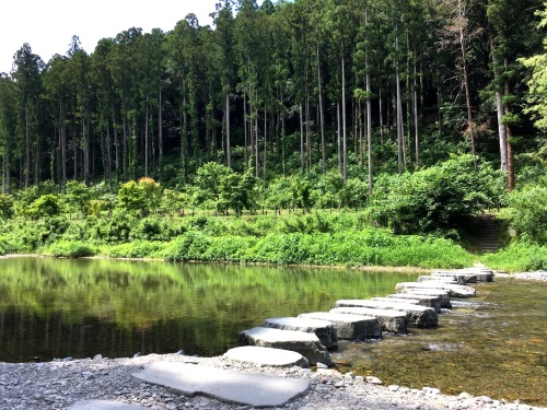 バーベキュー場沿いに流れる槻川