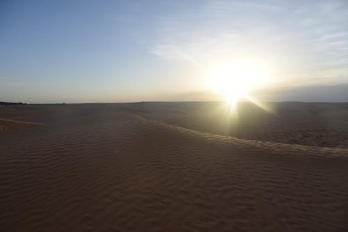 砂漠に沈む夕日