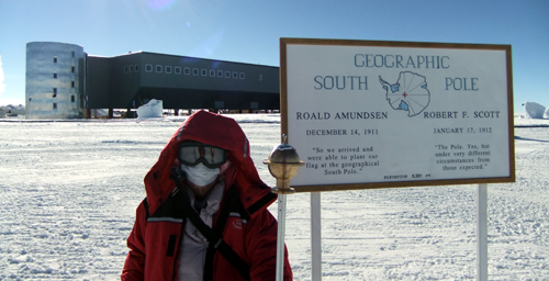 南極点に立つ川瀬さん
