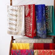 サリーサン<br />
<br />
<br />
こんなに素敵なところでみんなで大盛り上がり間違いなし❣ちなみに男性もお子様もOKみたいです。歴史的なホテルやビーチでも撮影できます。<br />
ウエディング写真も相談できるそうです。<br />
<br />
<img loading=