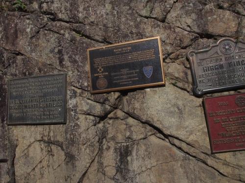 マチュピチュ発見の記念碑