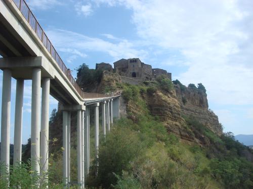 天空の城　チビタ