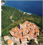 クヴァルネル地方上にある石のヴィラ