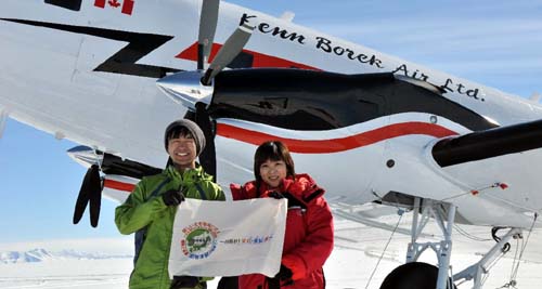 小型機バスラーの前にて