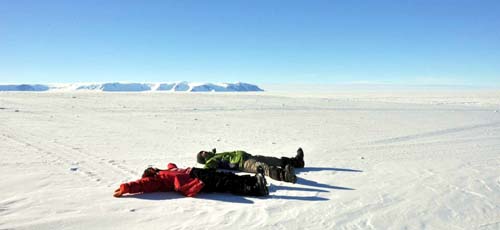 白一色の大地に寝転ぶ
