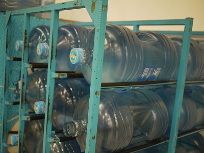 スーパーで売られていた水のボトル。