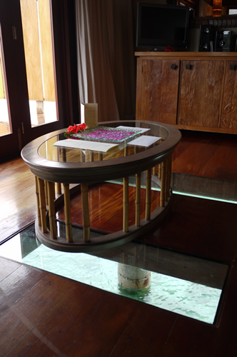 下の海が見える