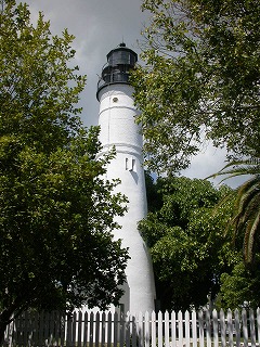 町を見渡す灯台