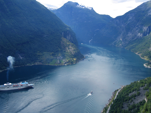 ハイキング中のフィヨルドの景色