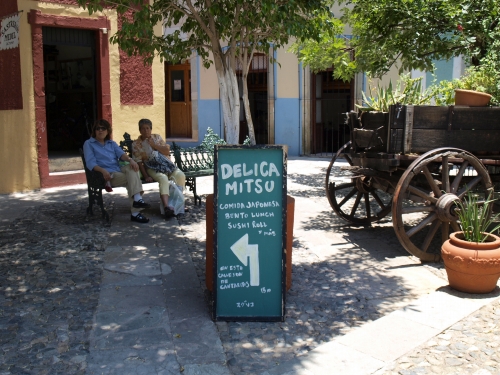 サンファルナンド広場のデリカ・ミツの看板