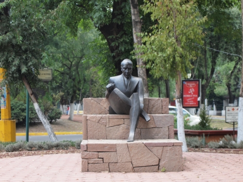 ルイス・バラガン像