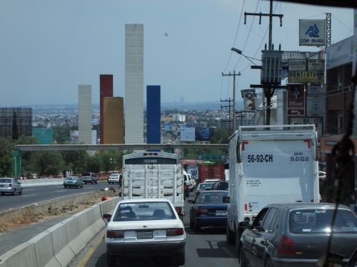 バスからサテリテタワーが見えてくる