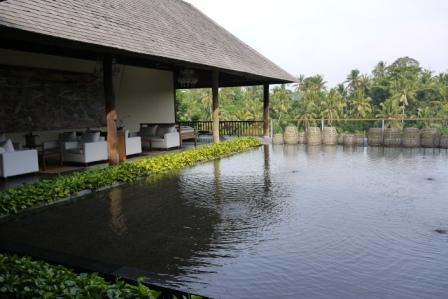 コマネカロビー