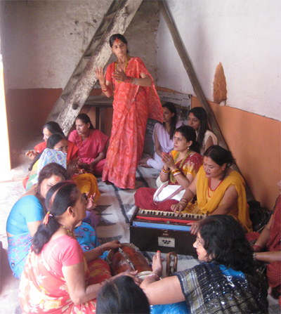 サリー姿で踊る女性