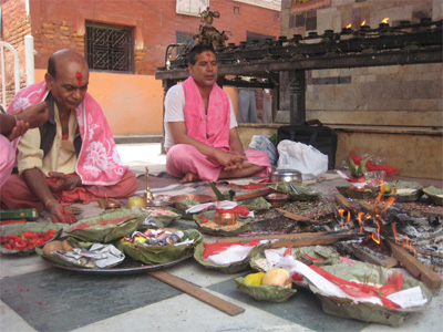 経典を唱える司祭