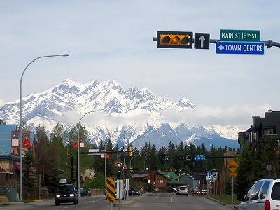 キャンモアから望むカスケード山