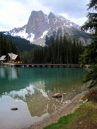 静寂のエメラルド湖
