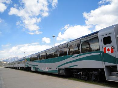 ジャスパーの駅で出発を待つVIA鉄道