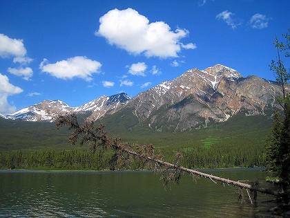 ピラミッドレイクと山