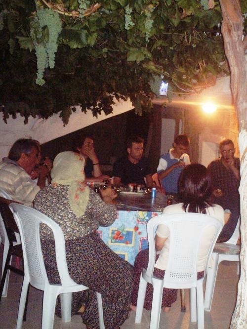 夜更けまで語らいの時間が続きます。