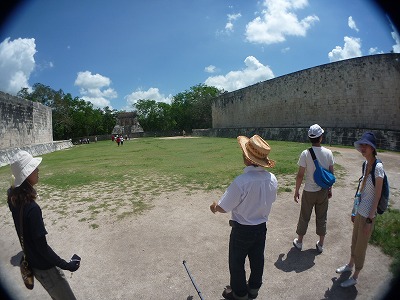 音がこだます。