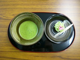 季節のお茶菓子とおうす