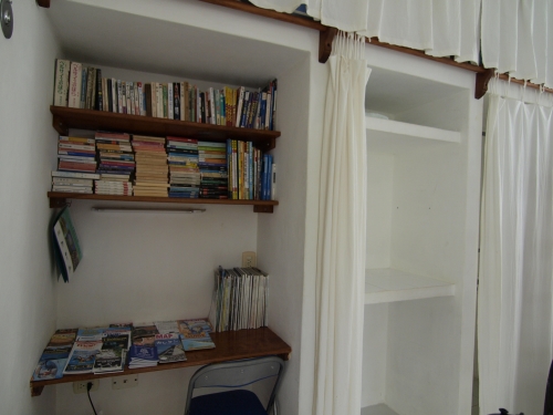 カサ・コスメレーニャ 日本書籍と荷物入れ